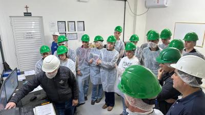 Acadêmicos de Medicina Veterinária da Unicentro visitam a Fábrica de Rações Coprossel